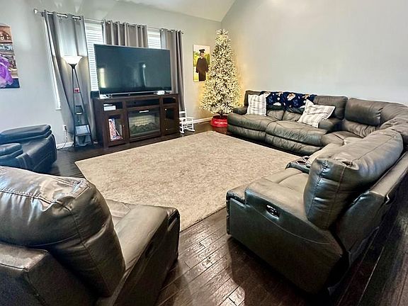 2nd image of 62 Royal Melbourne Ln