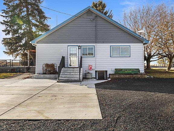 3rd image of 2082 E Neergaard Rd