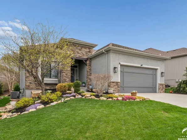 9853 Hollis Ln, Lenexa, KS 66227