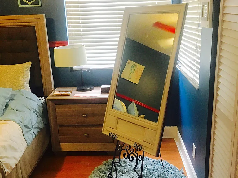 Queen bed bedroom