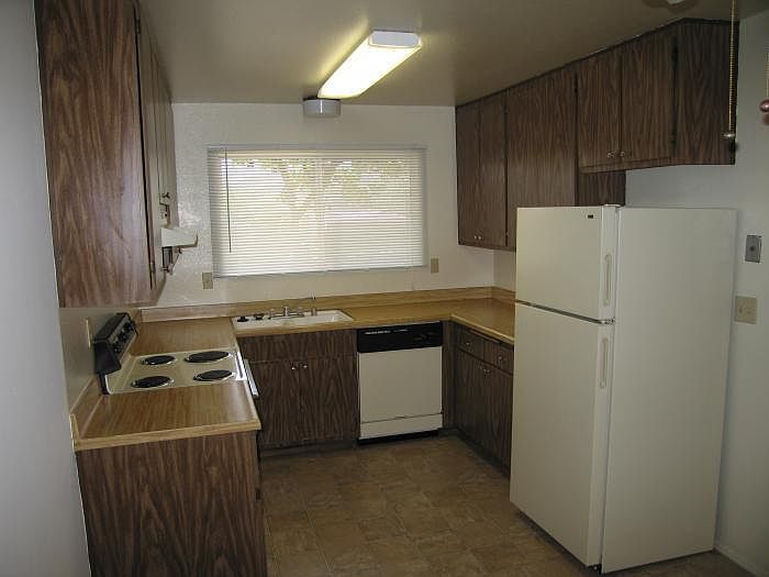 2nd image of 574 Ballantyne St
