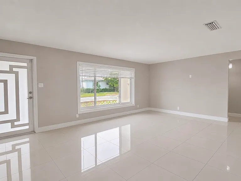 7180 NW 10th Ct — Photo 4