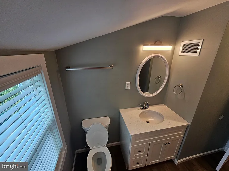 647 Roberts Ave — Photo 9