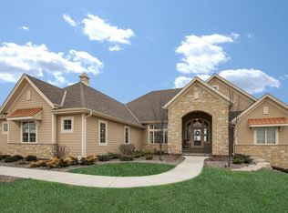 12416 N Hawks Glen Ct, Mequon, WI 53097