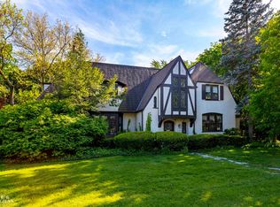 1041 Lochmoor Blvd, Grosse Pointe Woods, MI 48236