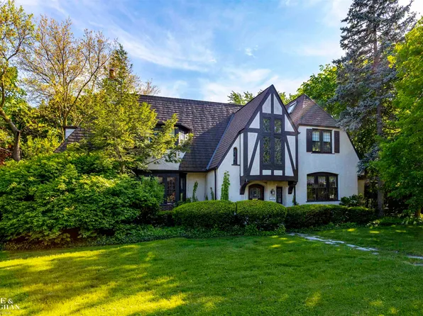 1041 Lochmoor Blvd, Grosse Pointe Woods, MI 48236