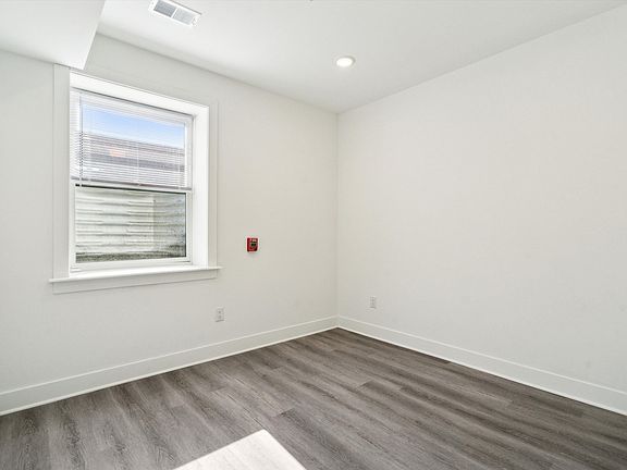 4th image of 2248 E Somerset St #3-19