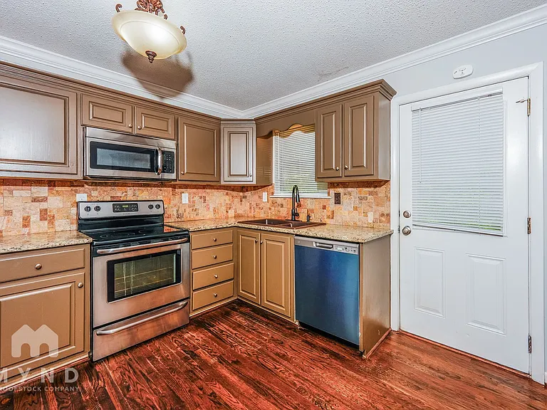 95 Academy St — Photo 10