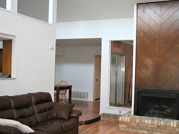 3rd image of 2618 Sunset Dr