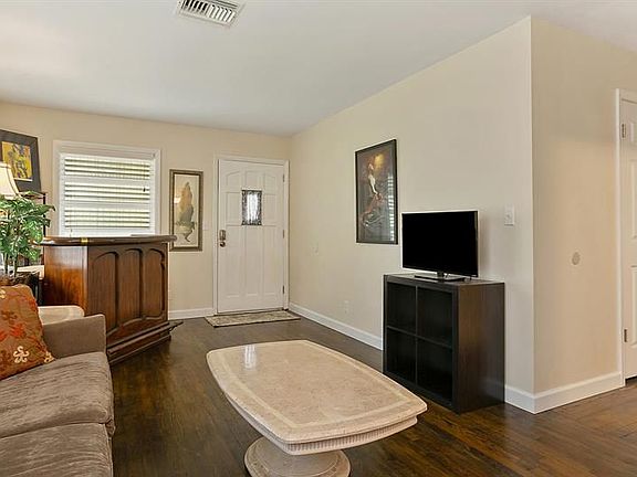 4th image of 6915 Lake Ave