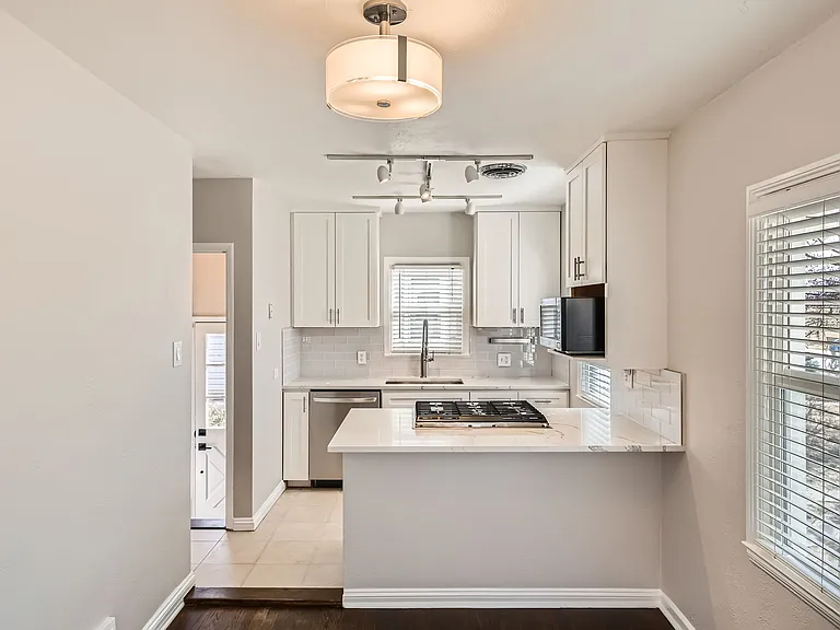 2210 S Clarkson St — Photo 5