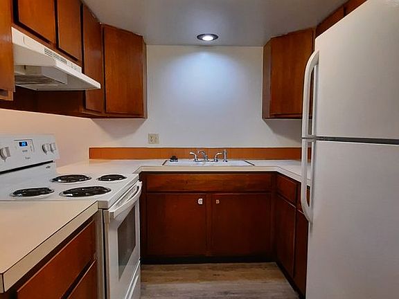 4th image of 104 Camelot Ct APT 4