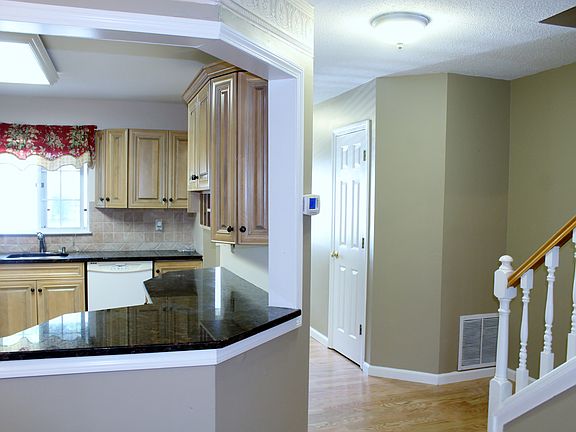5th image of 303 Essex Ct