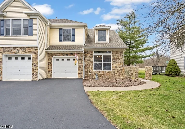 18 Pond Ridge Dr — Photo 1