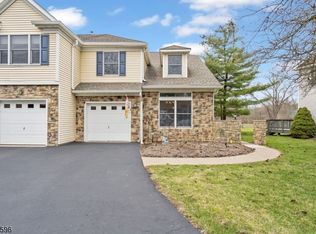 18 Pond Ridge Dr, Clinton, NJ 08809