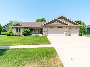 909 Rolling Oaks Dr, Onalaska, WI 54650