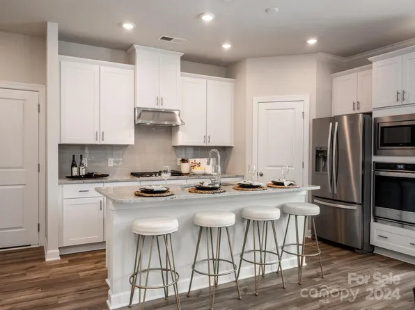 352 Cedar Knoll Cir, Pineville, NC 28134