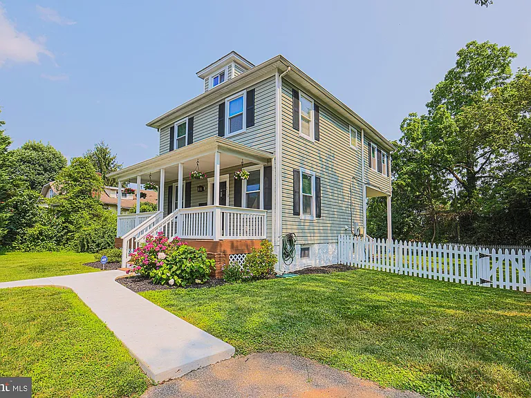215 Clarendon Ave — Photo 3