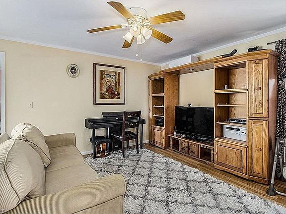 4th image of 430 NE 17th Ave