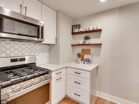 4th image of 3025 Lake Shore Blvd