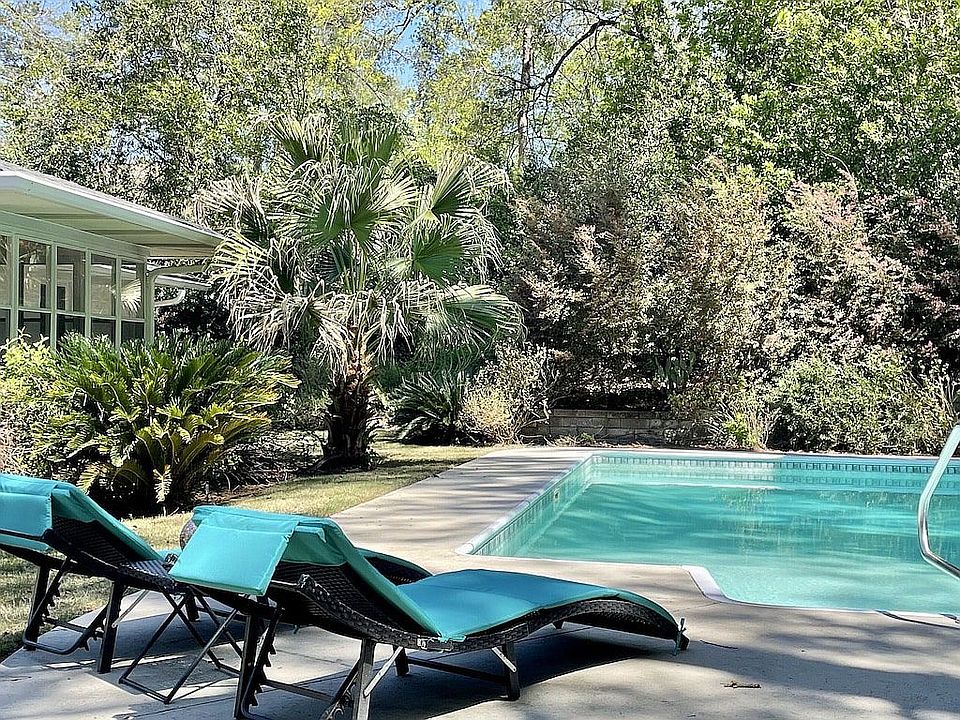 private yard, Heated pool
