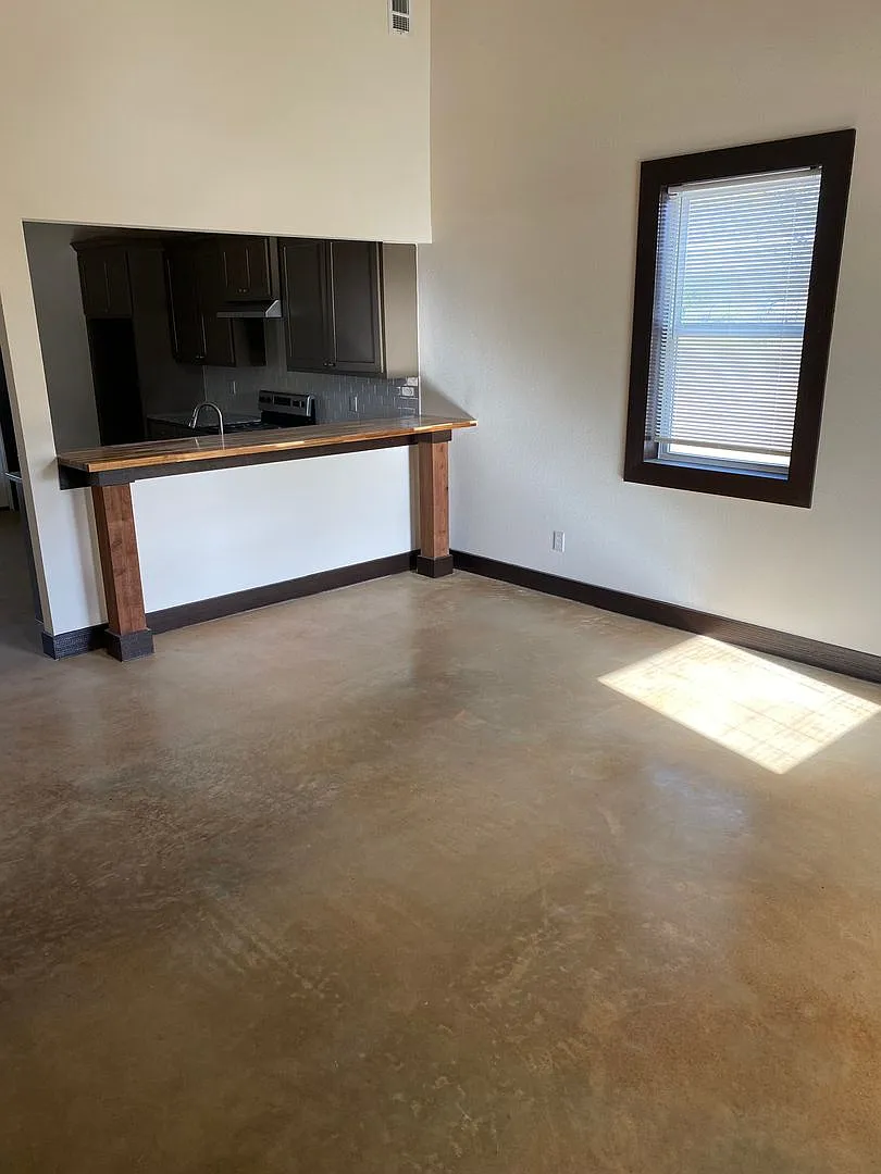3/2 with Office Barndo on Large Lot — Photo 3