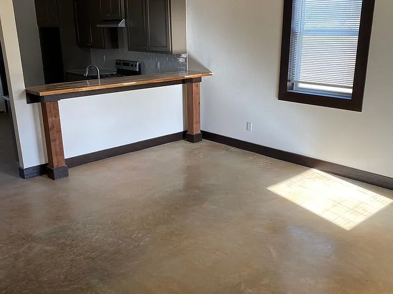 1051 Deer Ln — Photo 3