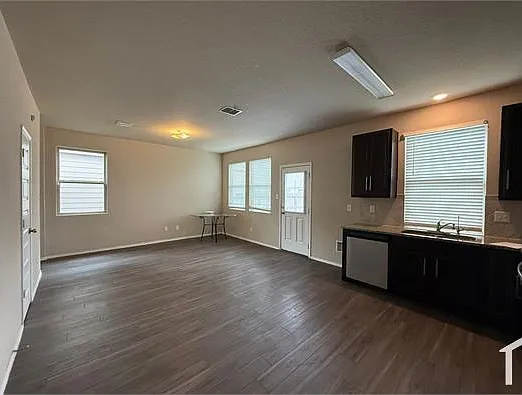 3 bed, 1311 sqft, $1,700 — Photo 3