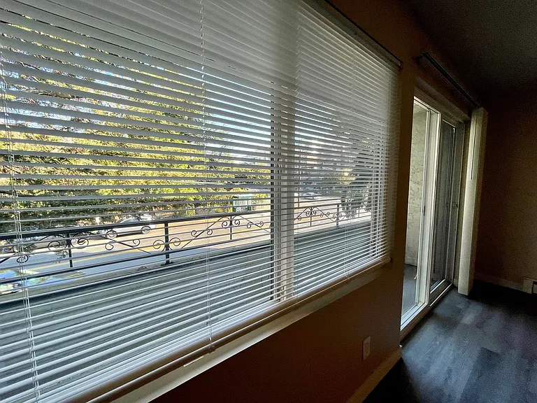 Spacious unit nestled across from Bitterlake Park & Lake, walk to shops and stores! — Photo 16