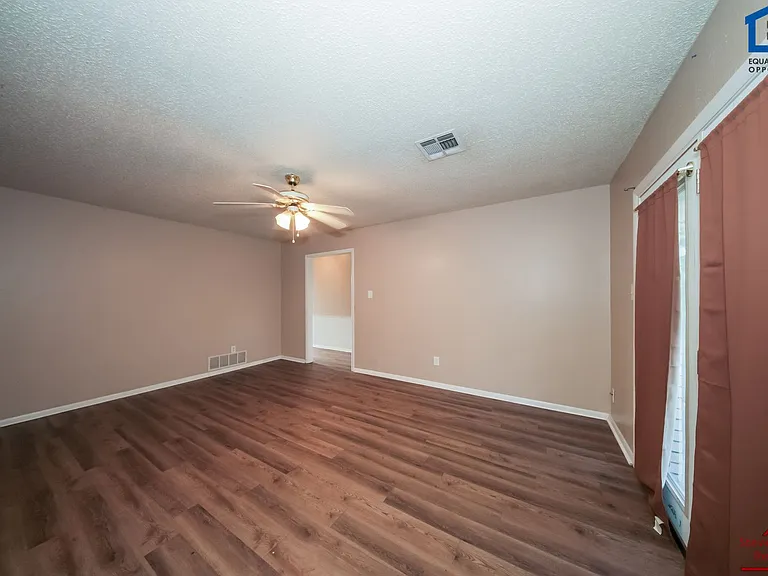119 SE Surrey Ln — Photo 4