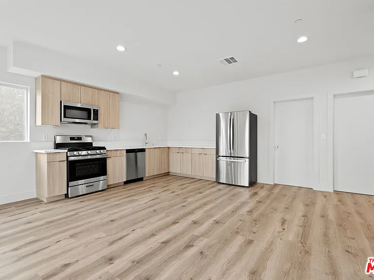 6937 Simpson Ave #1/2 — Photo 2