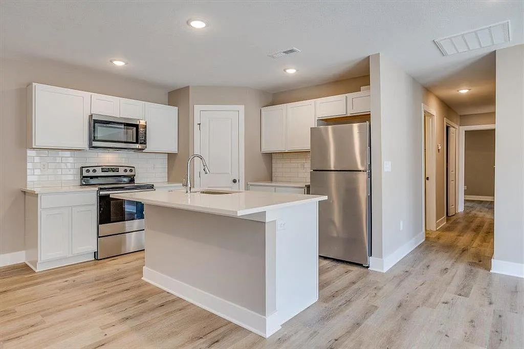 3 bed, 1182 sqft, $1,600 — Photo 3