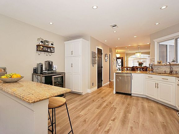 5th image of 146 Camden Ave