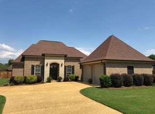 1951 Lake Circle Dr, Tupelo, MS 38801