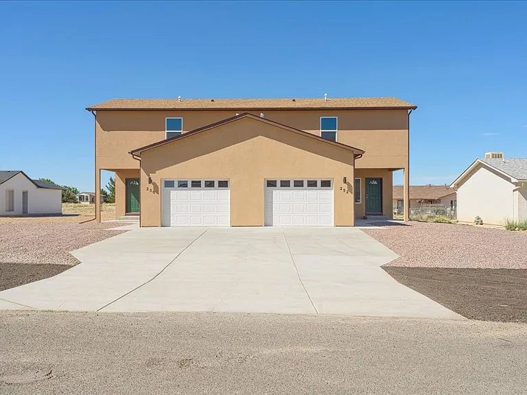 250-252 W Acorn Dr — Photo 1