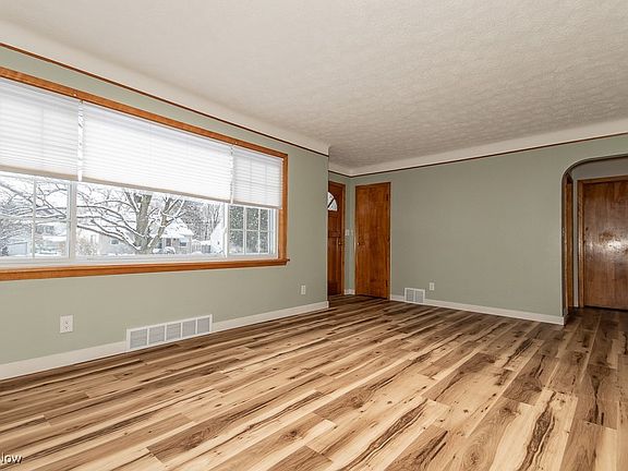 2nd image of 38241 Roselawn Ave