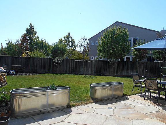 fenced side yard w/planters