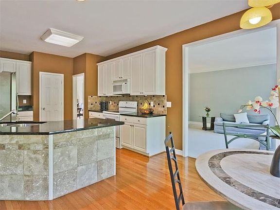 4th image of 4220 Cheltingham Ln SE