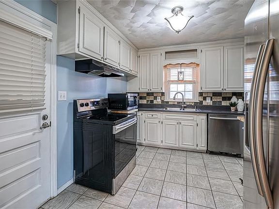4th image of 7451 Beverly St