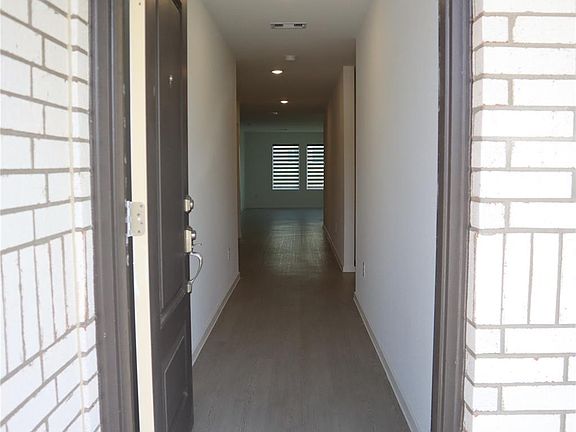 4th image of 216 Lantana Ln