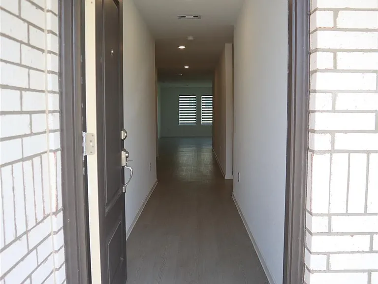 216 Lantana Ln — Photo 4