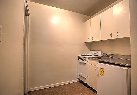 3rd image of 44 W 72nd St APT 3E