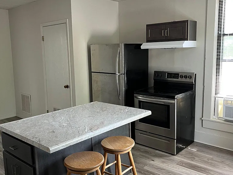 501 W Jefferson St #C — Photo 3