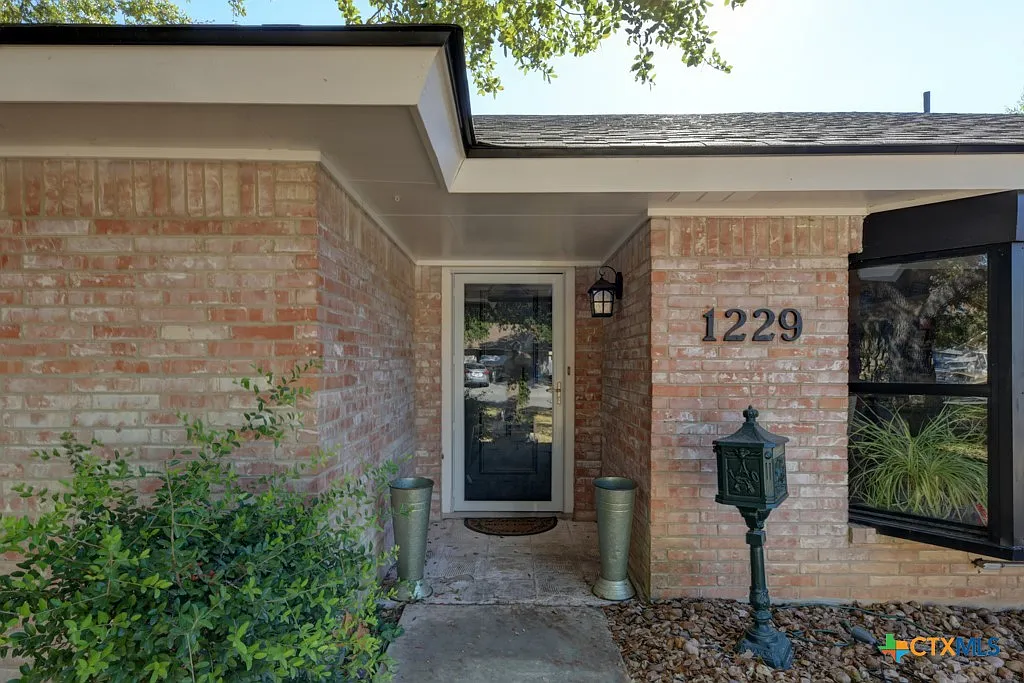 4 bed, 3.0 bath, 2637 sqft, $3,000 — Photo 3