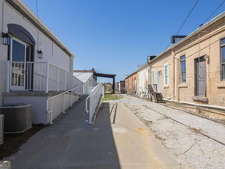 86 S Forest Ave #B — Photo 17