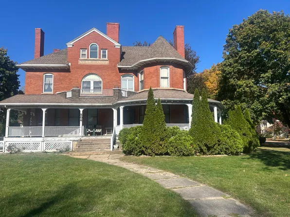 304 W 2nd St, Momence, IL 60954