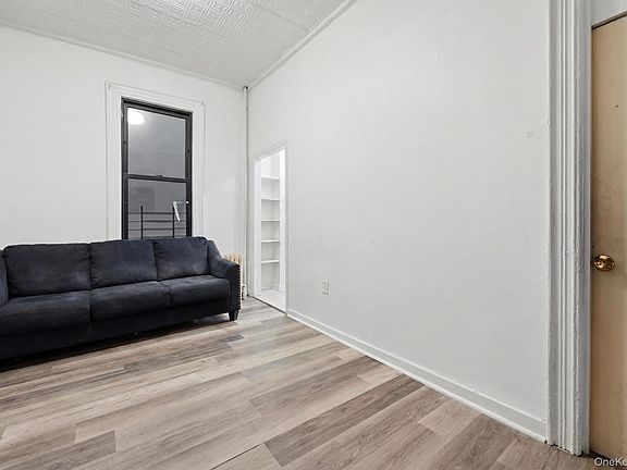 4th image of 965 Glenmore Avenue
