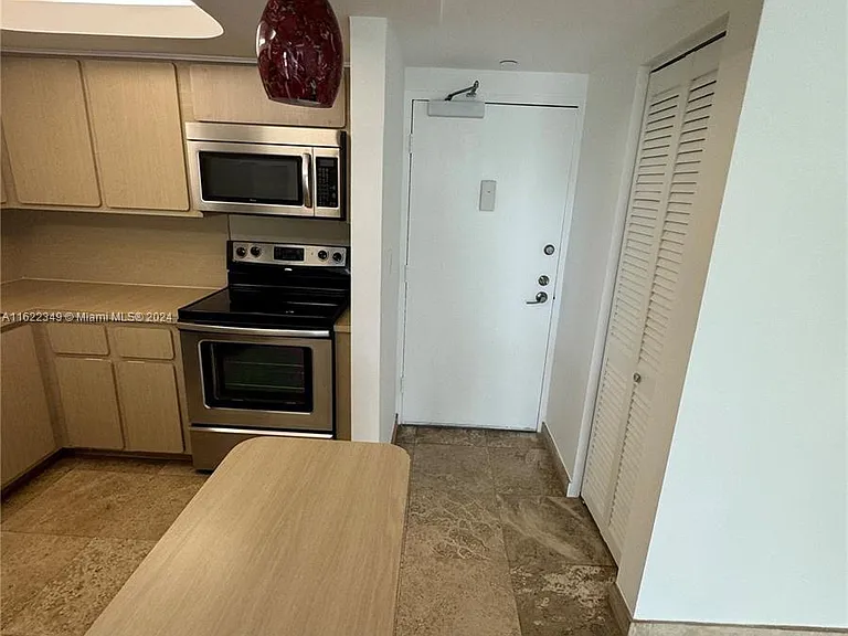 200 SE 15th Rd #4F — Photo 8