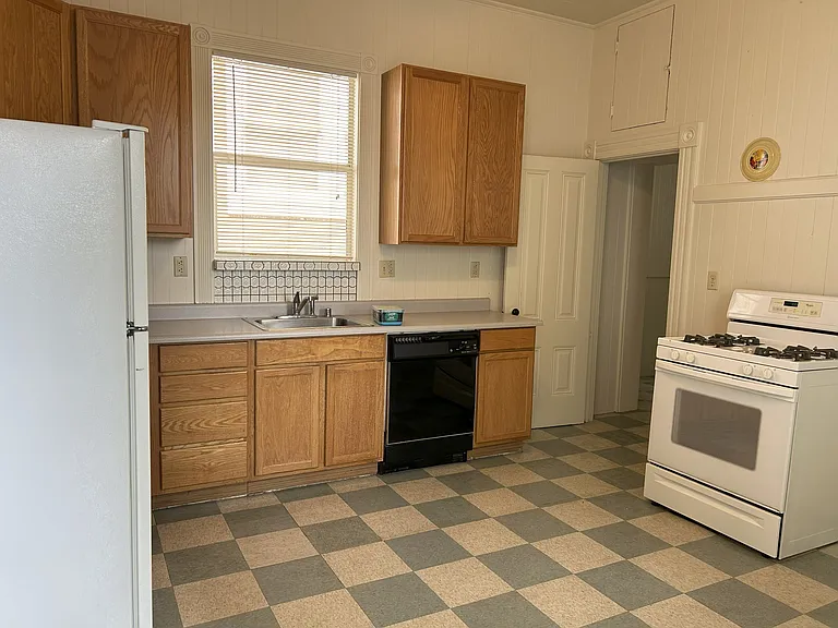 143 W E St #1 — Photo 2