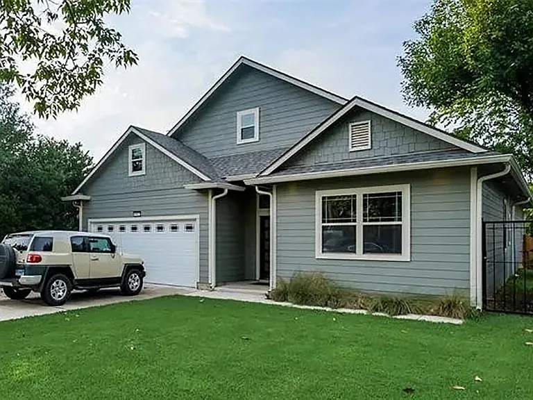 1823 Newport Ave — Photo 2